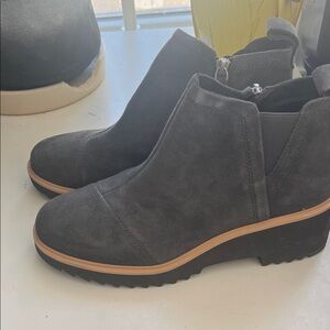 Toms Women’s Stylish Gray Ankle Boots. Size 8